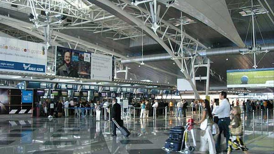 Pasajeros en el &quot;hall&quot; del aeropuerto Sá Carneiro de Oporto.