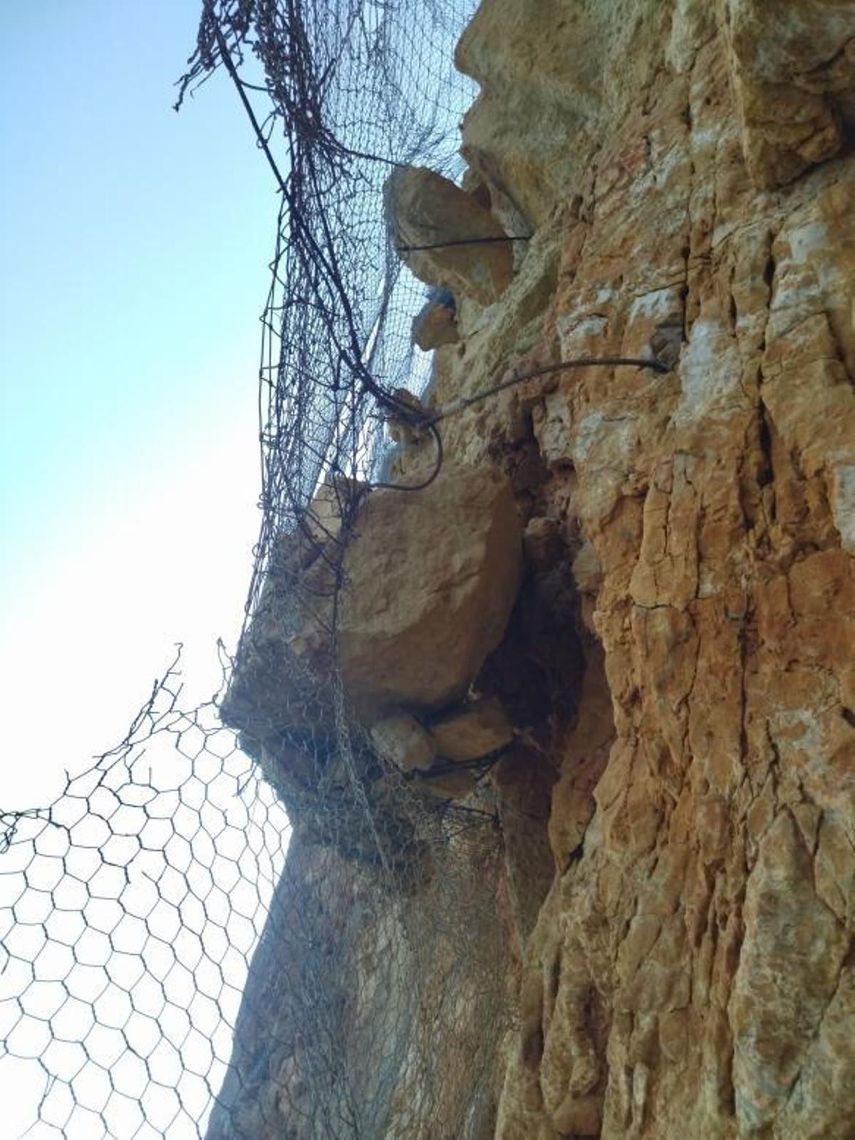 Una gran roca que pende de un hilo en la cala del Tangó de Xàbia