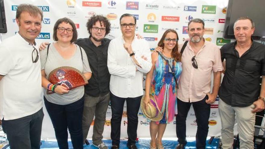 Los ediles alicantinos Natxo Bellido, Sonia Tirado y Daniel Simón, el presidente de los Moros y Cristianos de San Blas, Ximo Calpena, la concejal María José Espuch, F. J. Bernabé y el diputado de Compromís Joan Baldoví.