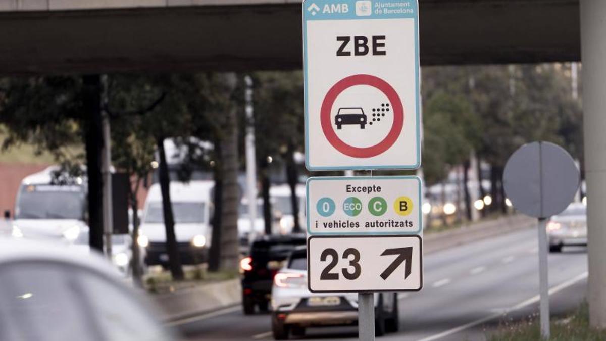 Cartel de ZBE en uno de los accesos de Barcelona.