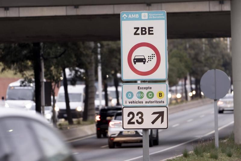 Cartel de ZBE en uno de los accesos de Barcelona.