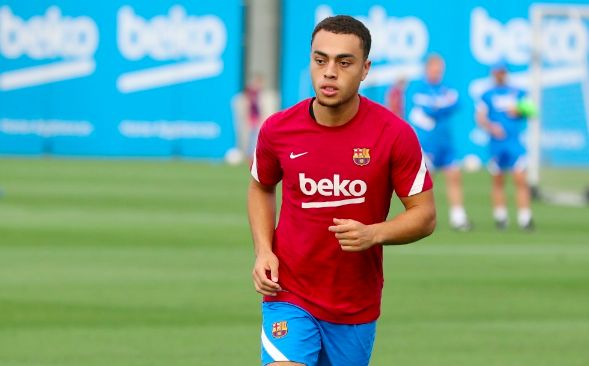 Dest, en el entrenamiento en la ciudad deportiva del Barça.