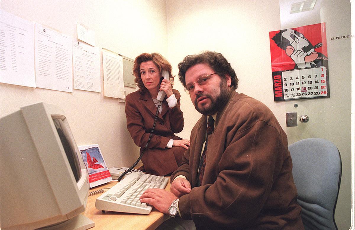 Julia Navarro, con el periodista Raimundo Castro en 1998, durante su etapa como cronistas parlamentarios.