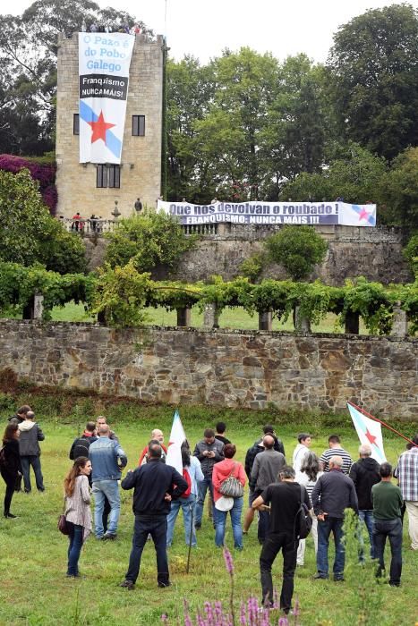 Militantes del BNG ocupan el pazo de Meirás en Sada