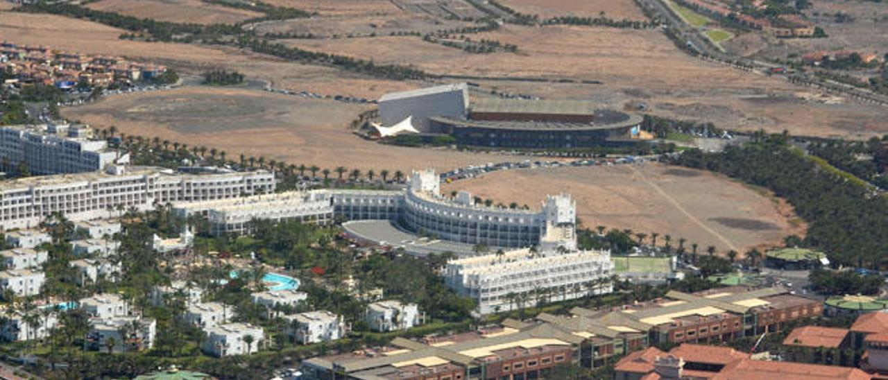Vista aérea de la zona del Palacio de Congresos en Maspalomas, con parcelas pendientes de desarrollo.