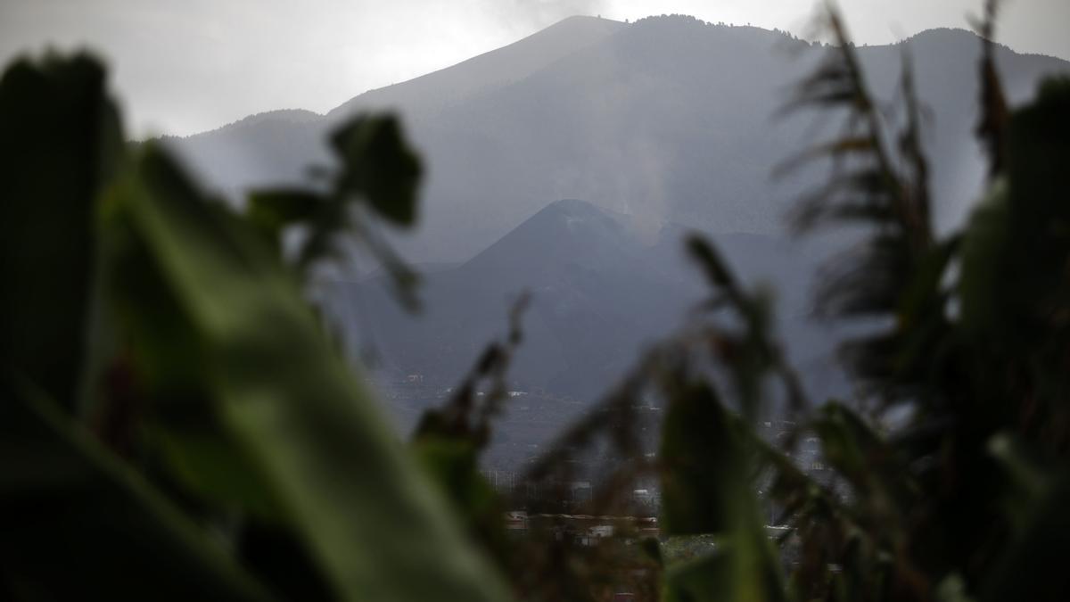 El volcà de Cumbre Vieja a La Palma emet fum