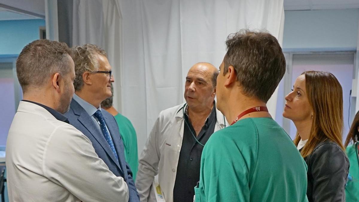 El consejero de Salud durante su visita al servicio de Aparato Digestivo.