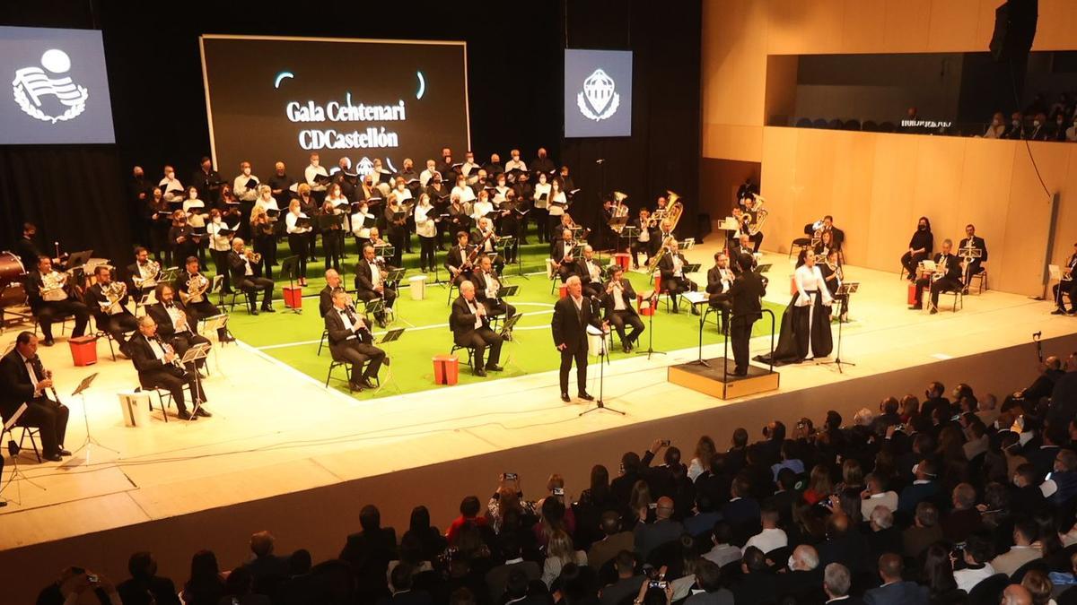 La Banda de Música y la Intercoral interpretó el sentido Himno del Centenario, cantado por los tenores Javier Bóvea y Yasmin Müller.