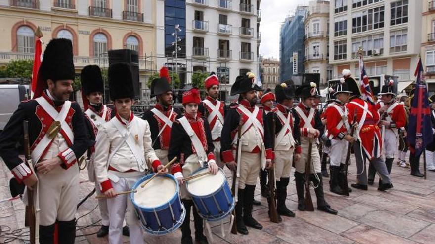 Homenaje, ayer, en la plaza de la Constitución al general Teodoro Reding, con grupos ataviados como los soldados de la época.