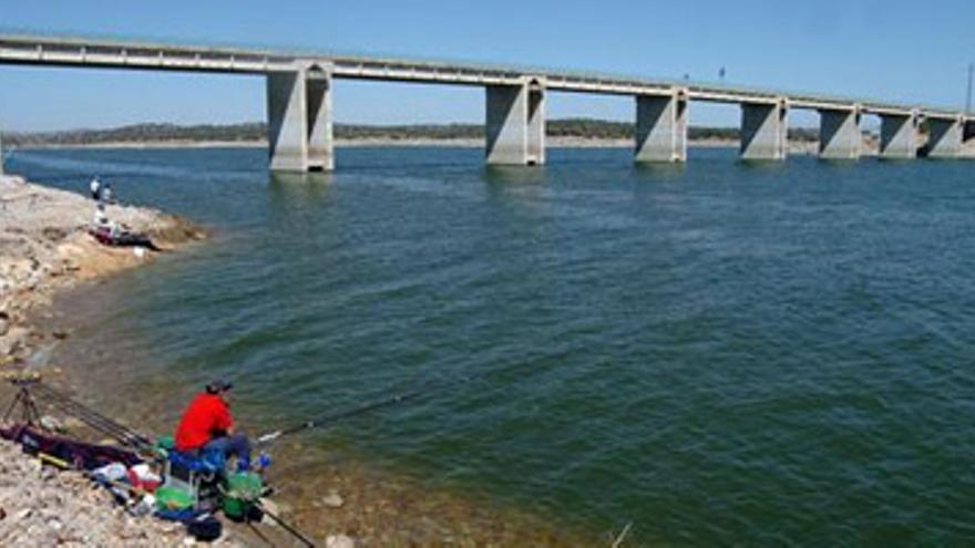 Medio Ambiente asegura a Vara que el trasvase de Valdecañas no está cerrado