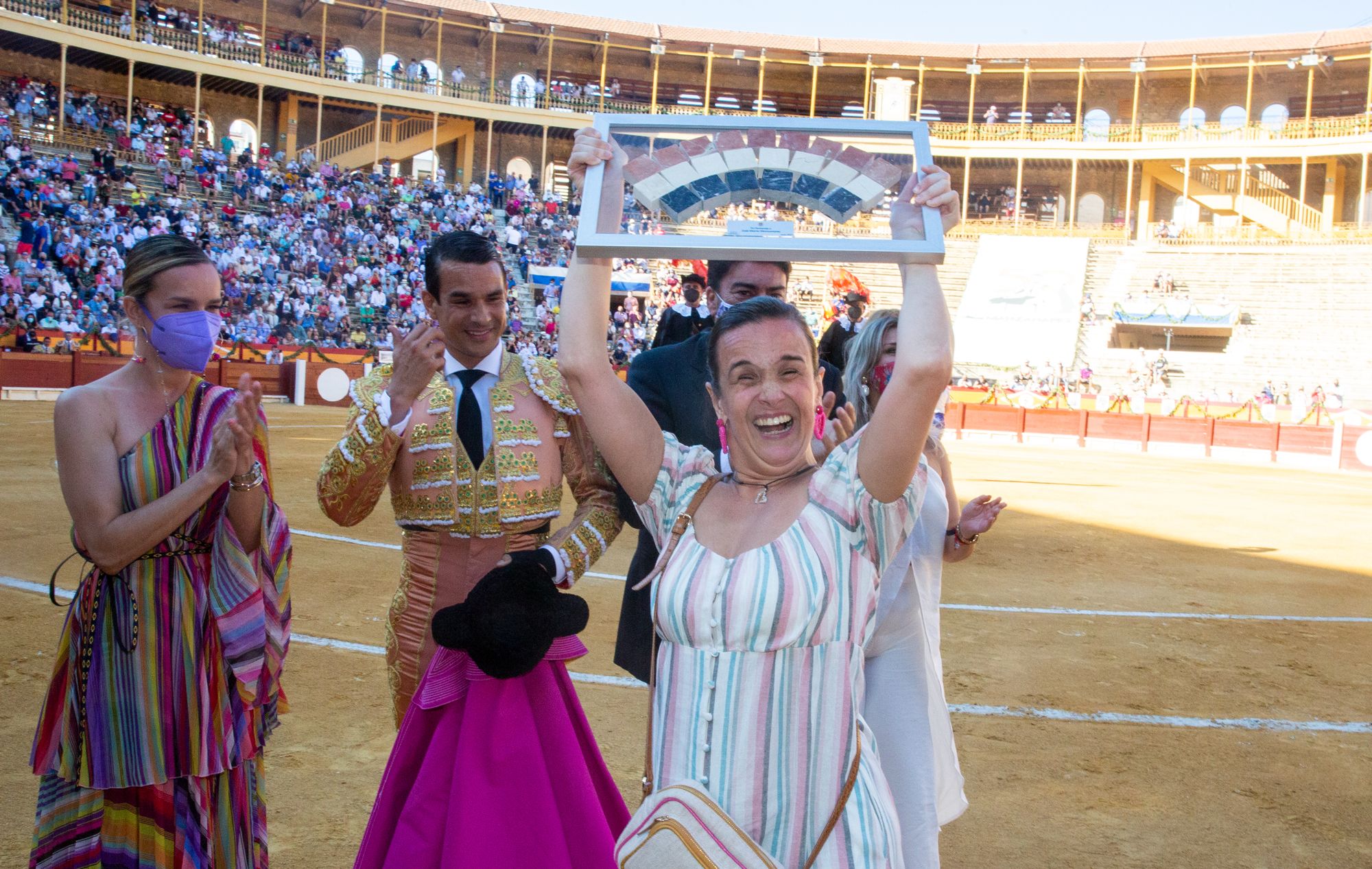 El Juli y Manzanares salen a hombros en la primera tarde de homenaje al maestro de Alicante