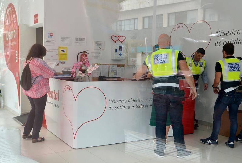 19/07/2018 LAS PALMAS DE GRAN CANARIA. Desahucio e incautación de historiales en la clínica de iDental. SANTI BLANCO  | 19/07/2018 | Fotógrafo: Santi Blanco