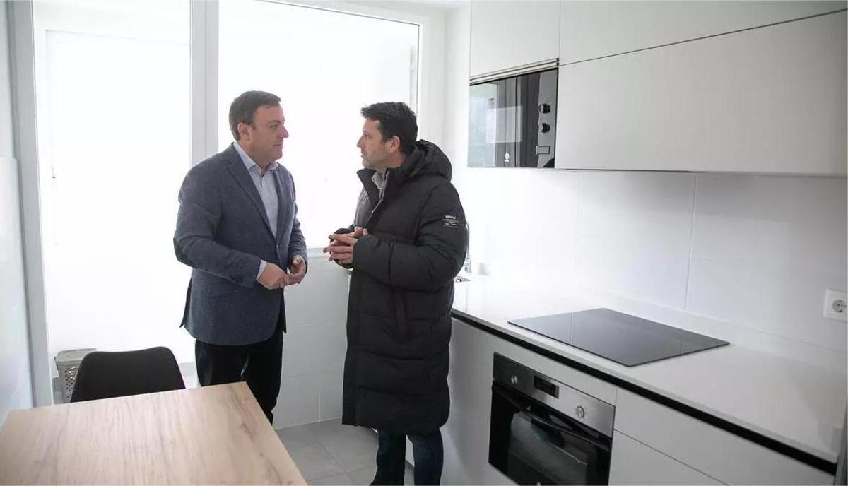 O presidente da Deputación da Coruña, Valentín González, esquerda, e o alcalde de Boiro, José Ramón Romero, na vivenda que se destinará a emerxencia social en Praia Xardín.