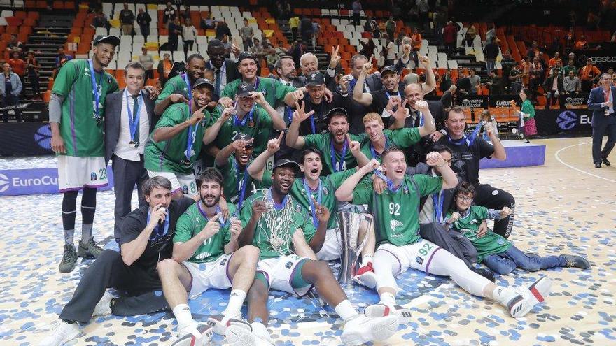 El equipo celebra en el parqué de La Fonteta, que se quedó desierta, el título de Eurocup lograda justo hoy hace dos años.