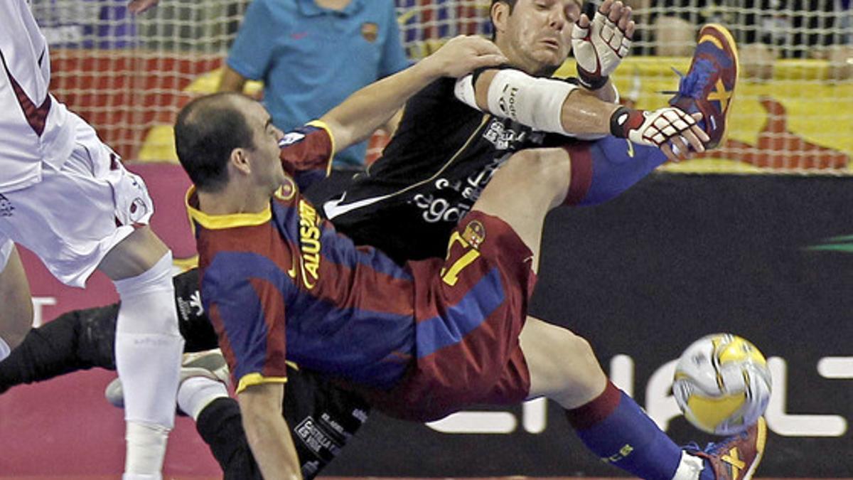 El pívot brasileño del FC Barcelona, Wilde Gomes, pugna por la pelota con el portero del Caja Segovia, Alberto Sanz, durante el quinto partido de la final de la Liga de Fútbol Sala celebrado en el Palau Blaugrana de Barcelona.