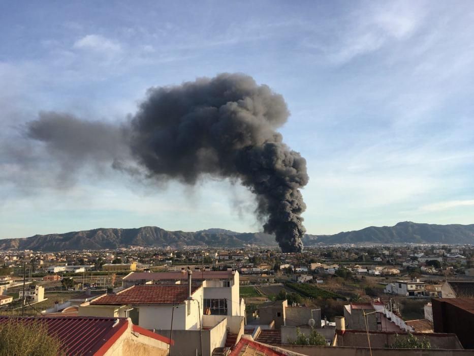 Incendio de la antigua fábrica de zumos Rostoy en Murcia