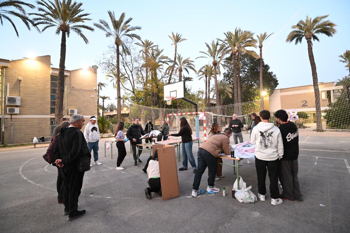 Cincuenta profesores del IES La Torreta de Elche se encierran para reclamar mejoras en la educación pública Cincuenta profesores del IES La Torreta de Elche se encierran para reclamar mejoras en la educación pública