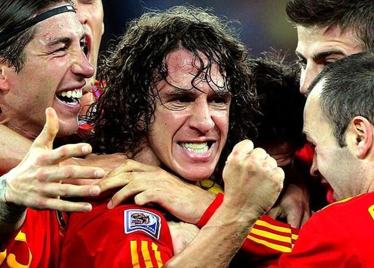 Després d’anotar l’únic gol del partit, el capità de la selecció és felicitat pels seus companys.