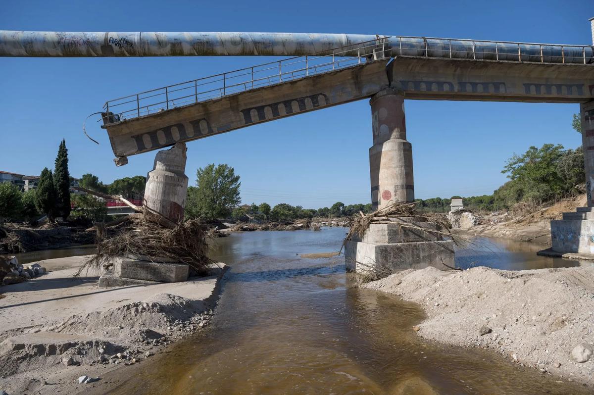 Viaducto que soporta la tubería del embalse de Picadas que abastece a 71 municipios de la provincia de Toledo