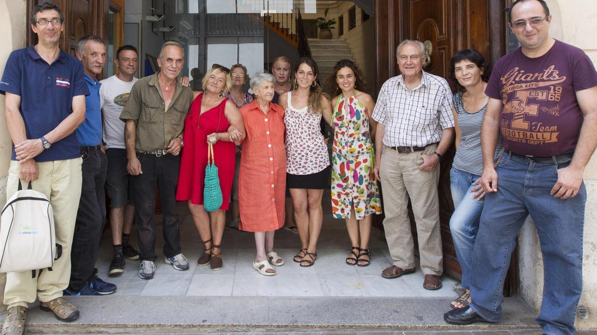 Algunos voluntarios y usuarios, junto al fundador, José Antonio Bargues -tercero por la derecha- en una imagen de archivo del albergue de la calle en Llopis.
