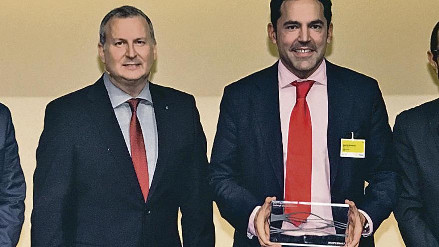 Daniel Orejas recibió el premio de manos de Thierry Koskas, a la izquierda.