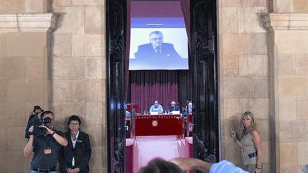 Luis Bárcenas se dirige a los diputados a través de una videoconferencia, ayer, en el Parlament.