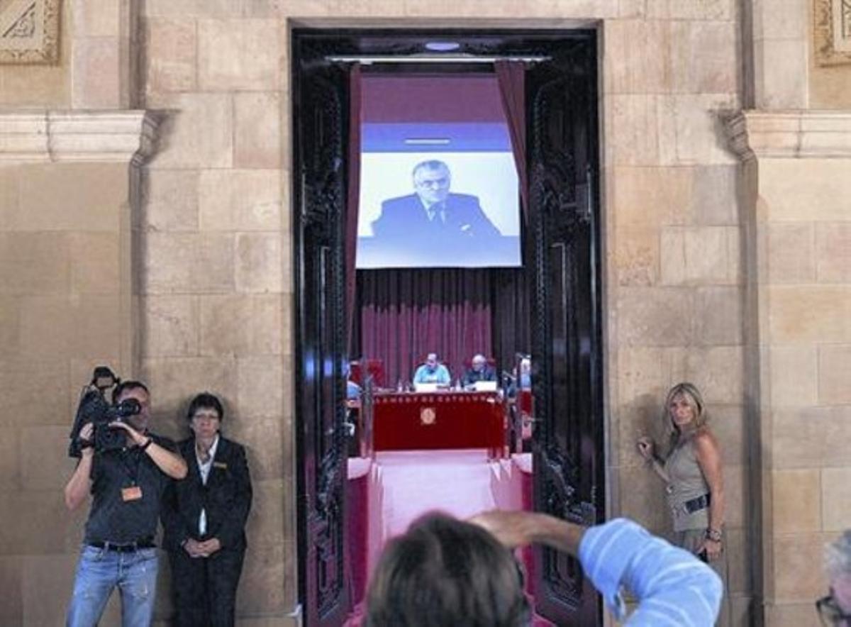 Luis Bárcenas es dirigeix als diputats a través d’una videoconferència, ahir, al Parlament.