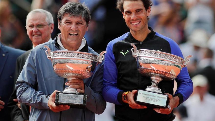 Toni Nadal y Rafel Nadal tras conquistar uno de sus once tÃ­tulos de Roland Garros.