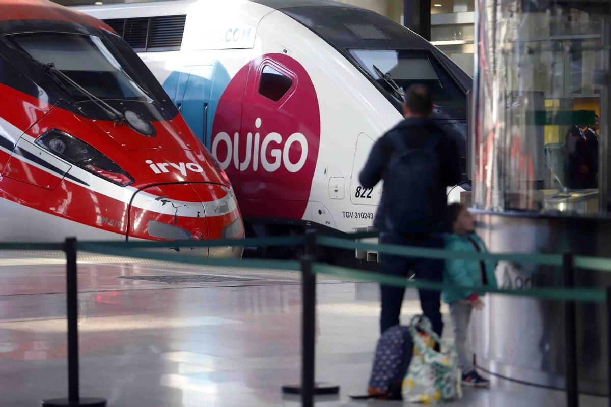 MLG 15-01-2025.- La delegada del Gobierno andaluz en Málaga, Patricia Navarro; el subdelegado del Gobierno en Málaga, Javier Salas; y el presidente de la Diputación de Málaga, Francisco Salado, asisten a la llegada del primer tren Ouigo a la estación de Málaga María Zambrano