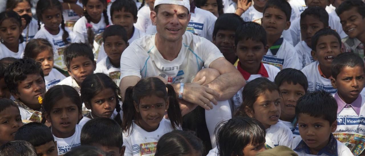 El grancanario Juan Miguel Viera, rodeado de niños y niñas, durante la primera edición de la carrera. | | JAIME RAMOS