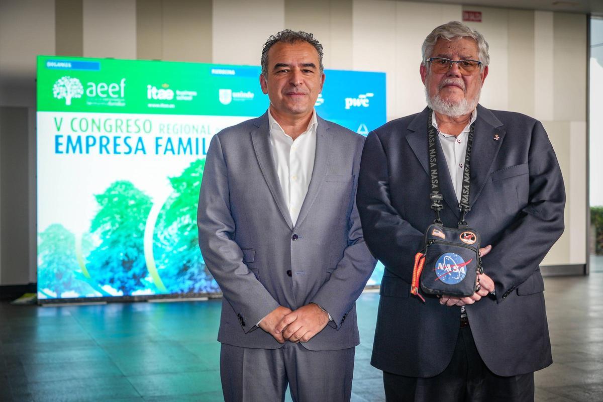 Carlos Javier Rodríguez, profesor de la Universidad de Extremadura y José Manuel Grandela, ingeniero de la Nasa.