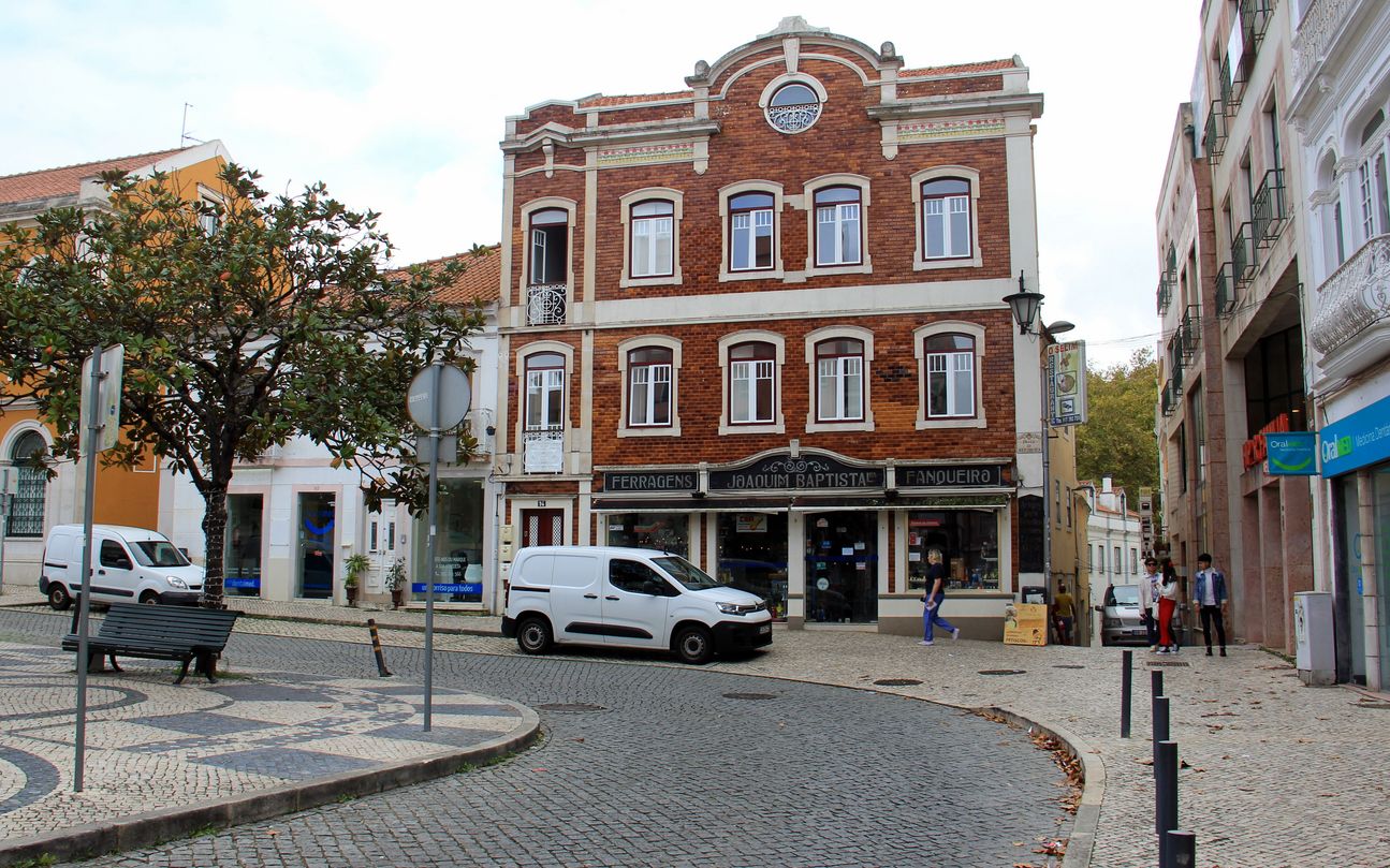 Rodeada de casas con una gran variedad de colores y azulejos, la Praça da República es un mercado al aire libre