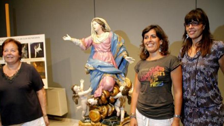 La concejala Rosario Montero y las restauradoras Tania Soler y María Pérez, ayer, junto a la imagen de la Virgen.