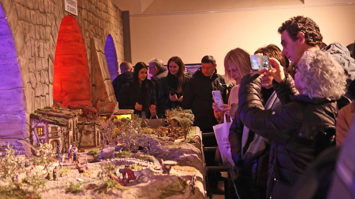 Visitants en la inauguració del pessebre monumental, el 13 de desembre