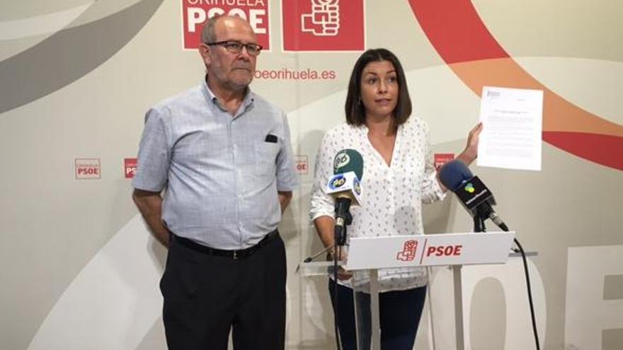 La edil socialista Carolina Gracia muestra el informe de la Generalitat