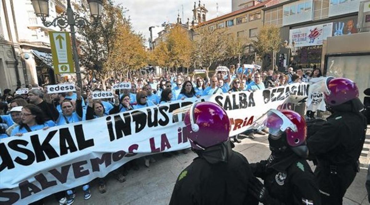 Treballadors de Fagor i Edesa protesten davant la seu del Govern basc. Treballadors de Fagor i Edesa protesten davant la seu del Govern basc.
