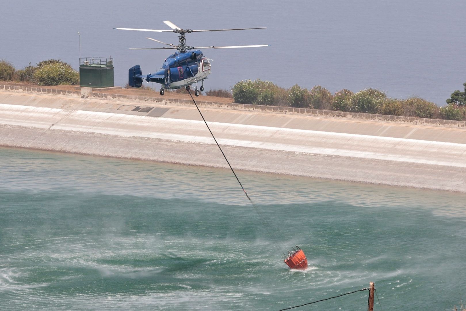 Recarga del helicóptero que lucha contra el incendio de Tenerife en una balsa de Los Realejos