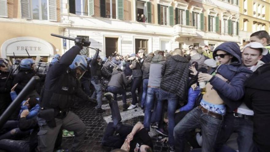 Los aficionados del Feyenoord destrozan la Plaza de España de Roma