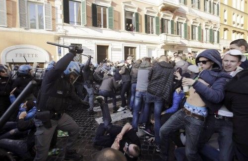 Los aficionados del Feyenoord destrozan la Plaza de España de Roma