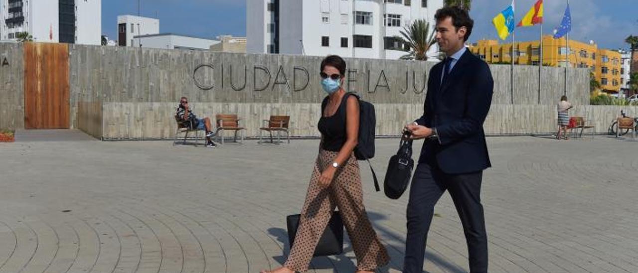 Onalia Bueno, junto a su abogado, en los Juzgados de Las Palmas de Gran Canaria. | | ANDRÉS CRUZ