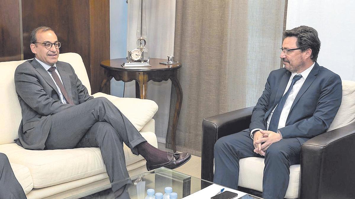 Rafa Mateos y Guillermo Santamaría, en una de sus primeras reuniones para desarrollar suelo industrial en Cáceres.