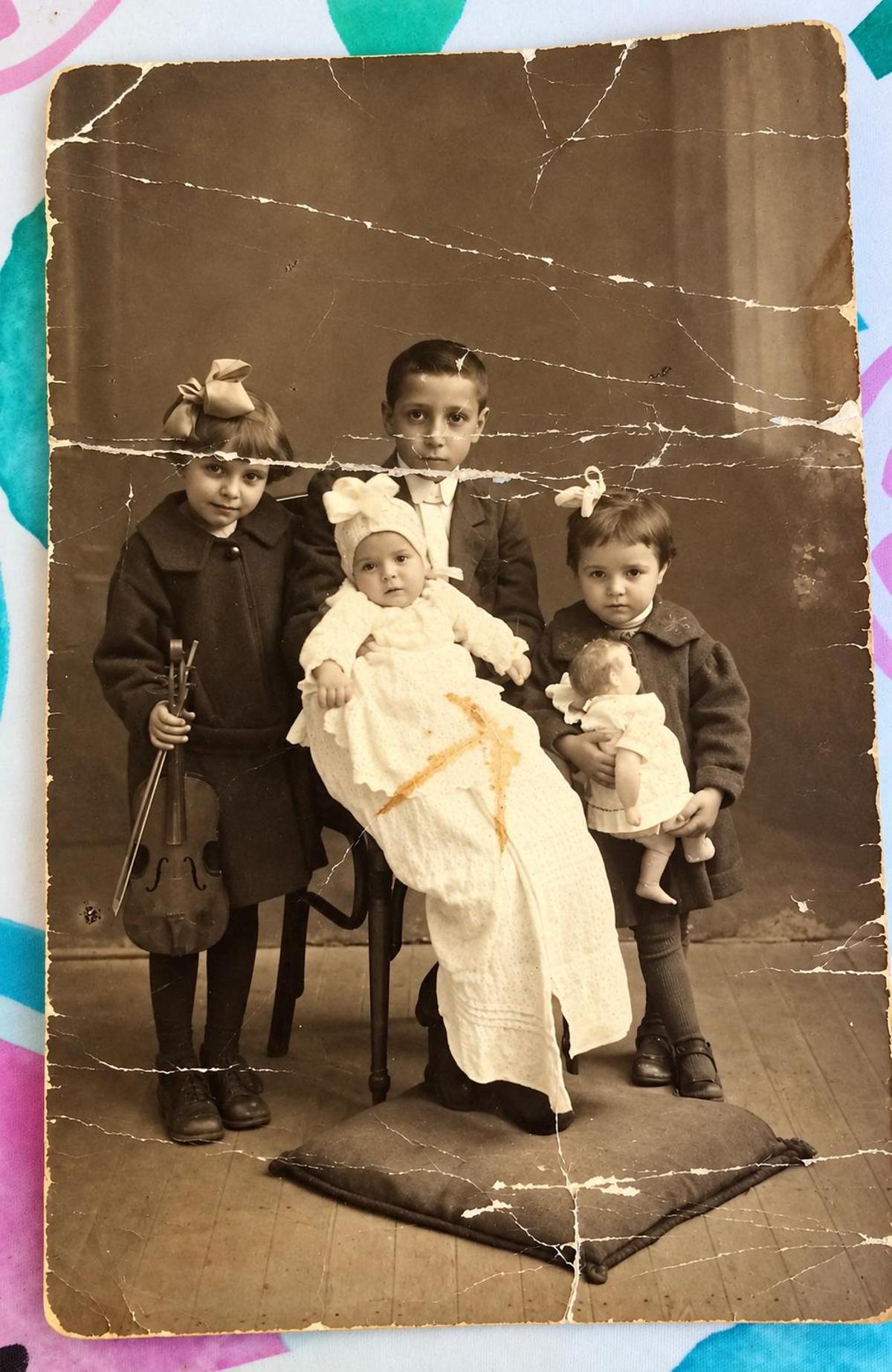 Foto de la familia. José el mayor, la abuela de Pilar, el bebé.