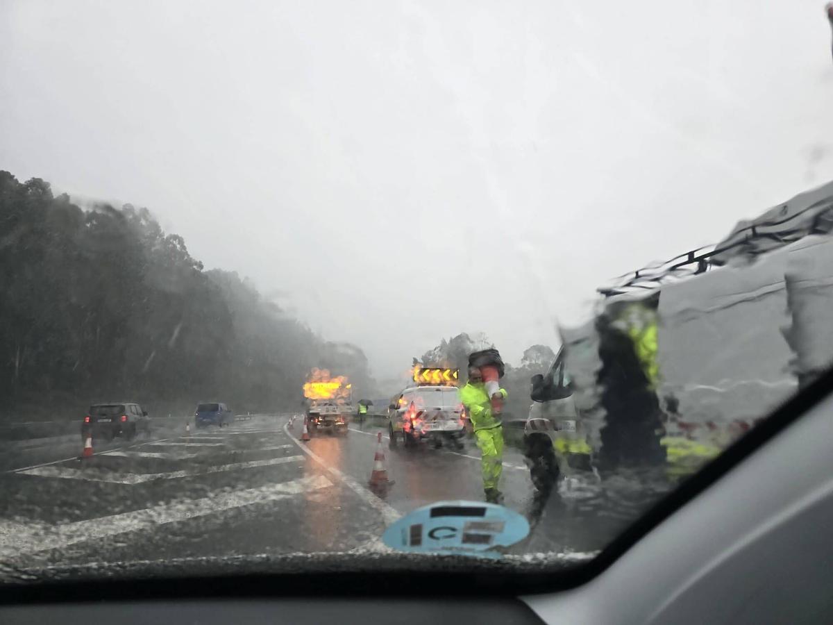 Un desprendimiento en la Autovía do Morrazo sepulta una vivienda en Moaña y deja un vecino herido