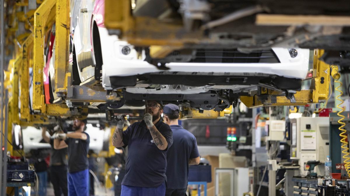 Trabajadores en la planta de Ford de Almussafes en una imagen de archivo.