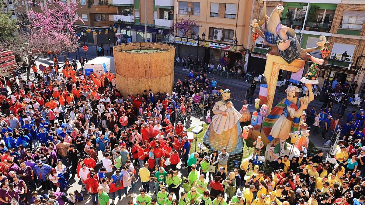 Monumento municipal de Paterna, plantado en 2019, el último año en el que hubo fallas. | A.P.