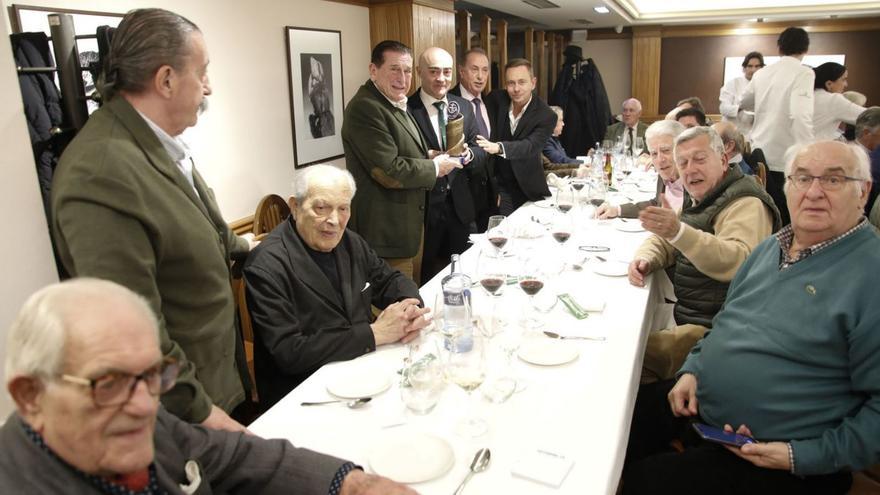 Luis Avilés (segundo por la izquierda en el centro de la mesa), recibe la distinción de Puente de Mando, durante la comida celebrada ayer, de manos de Fernando de la Hoz y Adolfo García y junto a Alberto Aguilera.