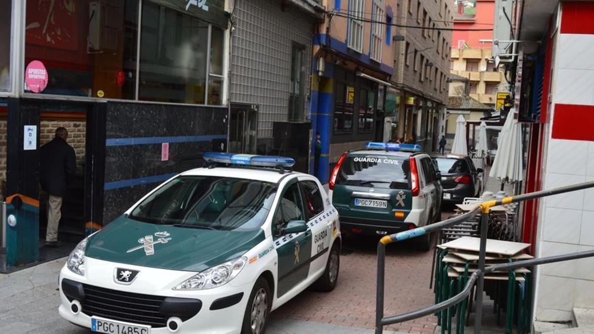 Coches de la Guardia Civil en Cangas del Narcea.