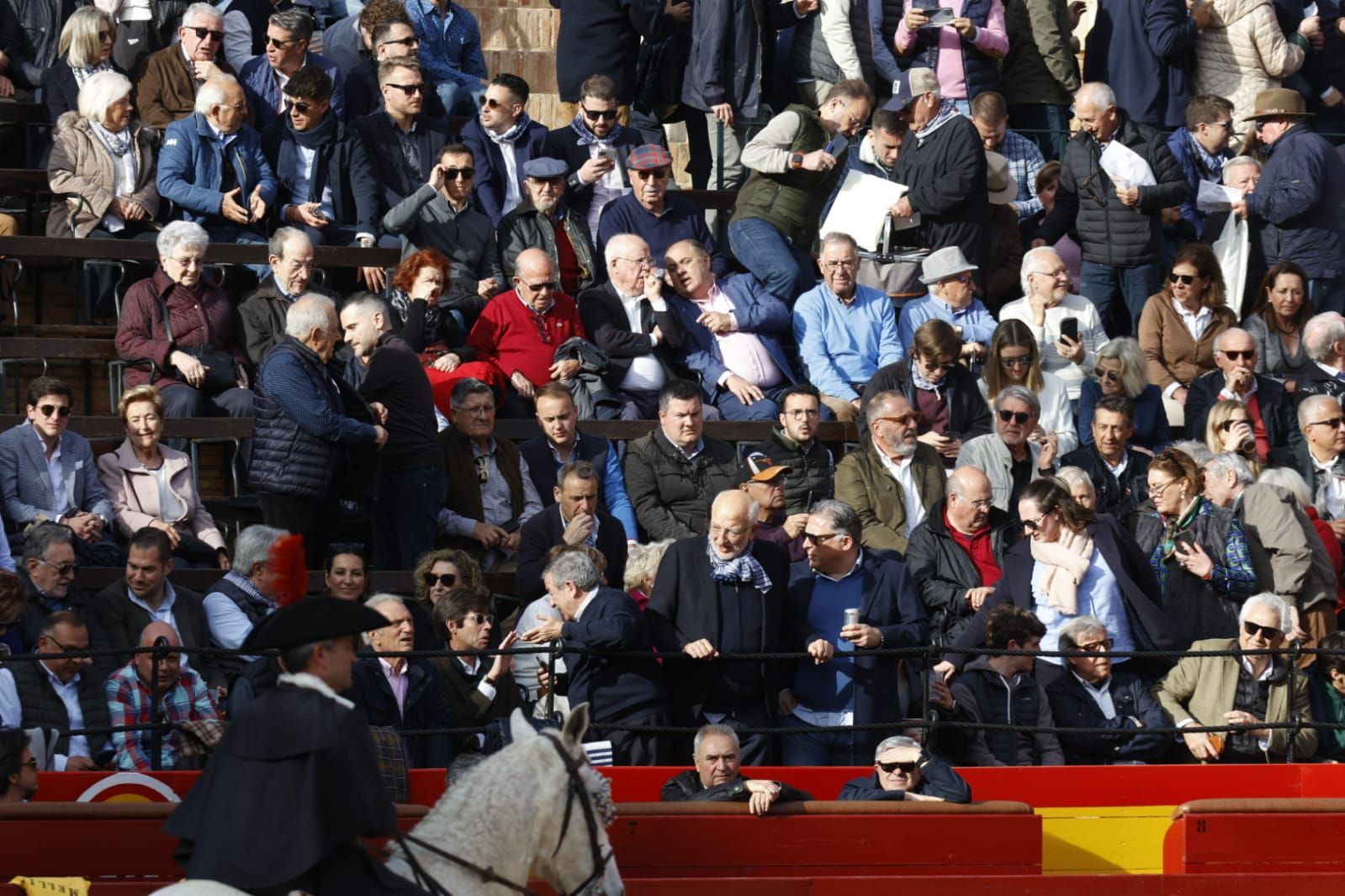 El efecto llamada de Roca Rey llena la plaza de toros de famosos