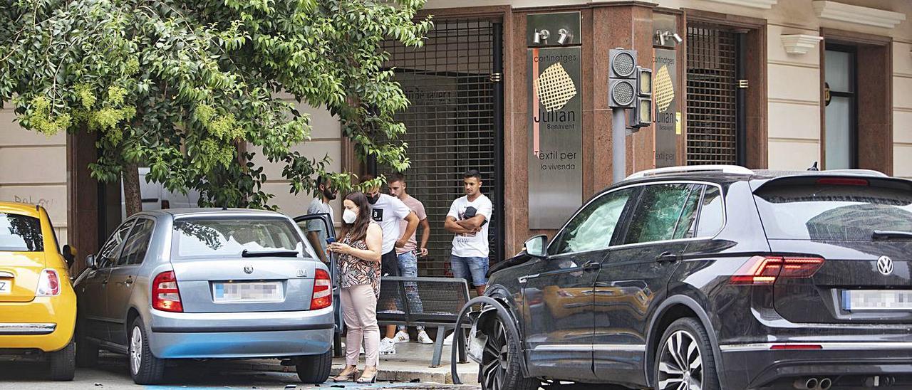 Los dos coches siniestrados, momentos después del accidente, ayer por la tarde | PERALES IBORRA