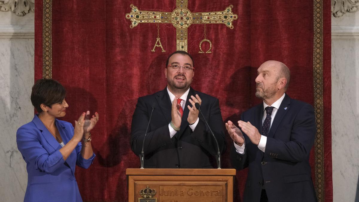 Adrián Barbón toma posesión en medio de la búsqueda de una investidura viable en España